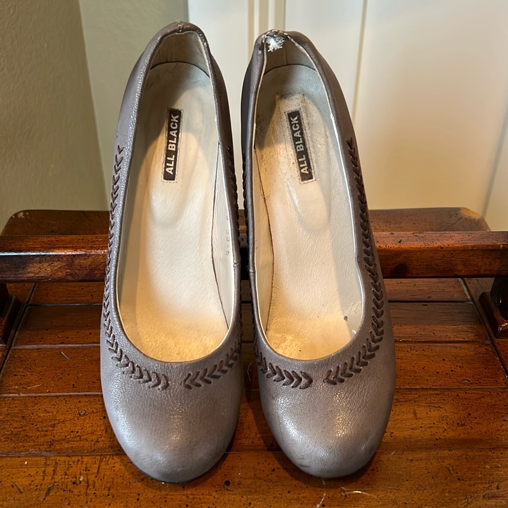 Ladies taupe pump